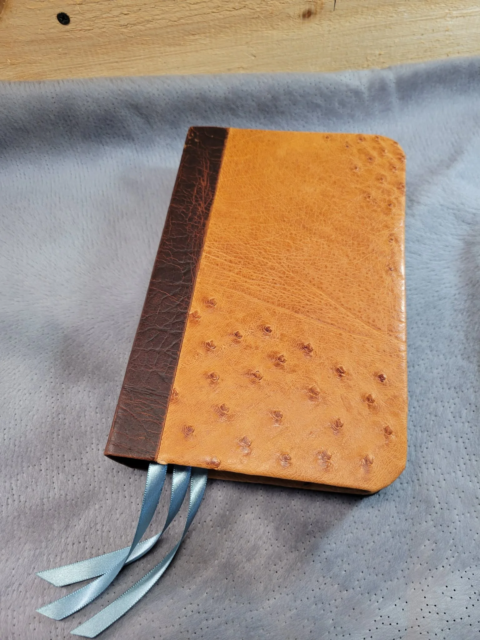 Dual leather brandy ostrich.