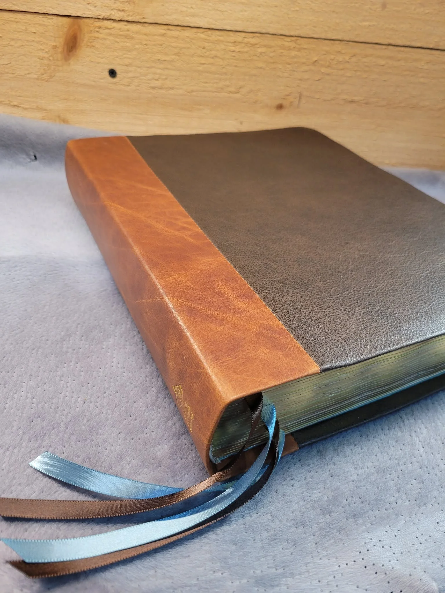 Dual leather brown/cognac cowskin.